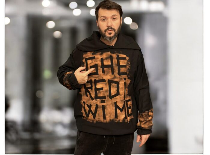 Ghe Redi Wi Me Hoddie