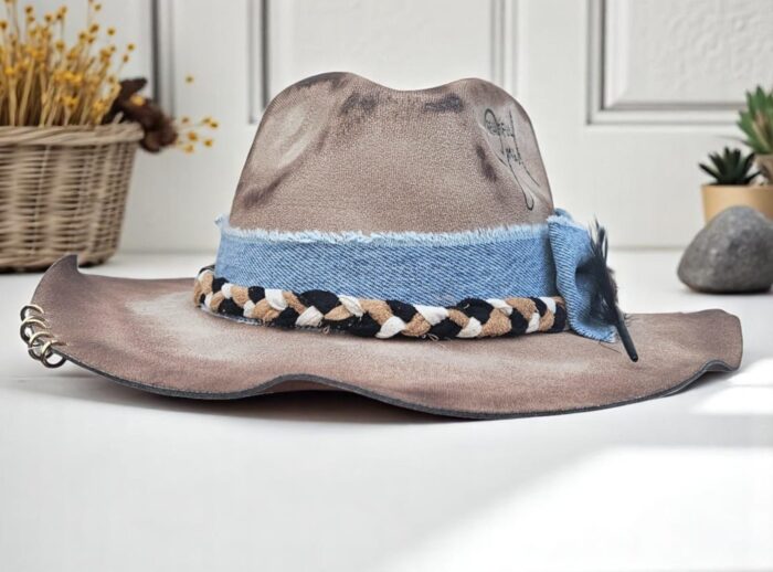 Beautiful Soul – A hat with heart. Handcrafted with denim accents, natural braiding, and a sleek black feather. The embroidered message reflects who you are — authentic, free, and unapologetically you. One-size (55–58 cm). One of a kind.