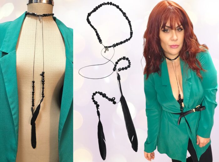 Handmade unique choker – designed to stand out. This one-of-a-kind necklace features shimmering beads that catch the light and natural feathers for a boho-chic, mysterious touch. Carefully crafted by hand, it blends elegance with artistic edge, making it the perfect accessory for special occasions or bold everyday looks. ✔️ One of a kind ✔️ Light-reflecting beads ✔️ Natural feathers ✔️ Adjustable and comfortable to wear