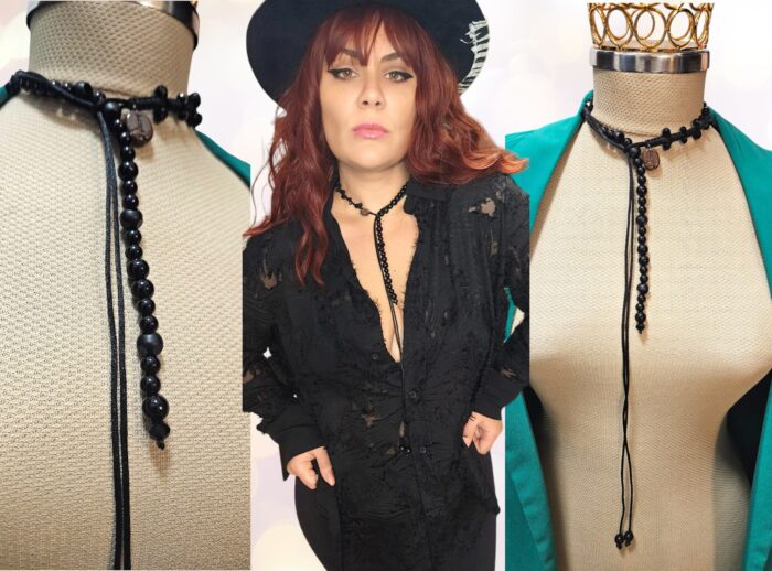Handmade unique choker – designed to stand out. This one-of-a-kind necklace features shimmering beads that catch the light and natural feathers for a boho-chic, mysterious touch. Carefully crafted by hand, it blends elegance with artistic edge, making it the perfect accessory for special occasions or bold everyday looks. ✔️ One of a kind ✔️ Light-reflecting beads ✔️ Natural feathers ✔️ Adjustable and comfortable to wear
